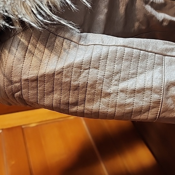 Jessica Simpson vegan leather metallic taupe faux fur collar jacket - Picture 5 of 6